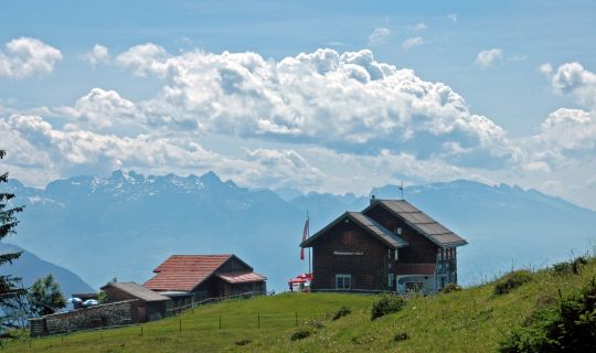 Rudolf Mayerhofer Alpwegkopfhaus mit Bergpanorama