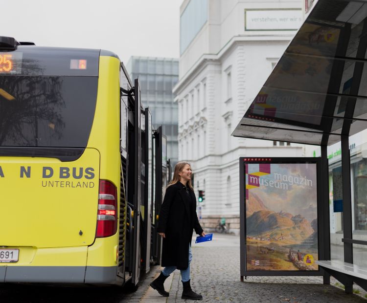 Unterwegs mit den öffentlichen Verkehrsmitteln Unterwegs mit den öffentlichen Verkehrsmitteln