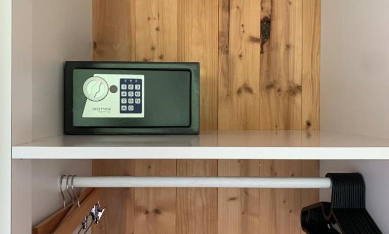 Design Apartment mit Panoramafenster & Naturblick - KLIMATISIERT Design Apartment mit Panoramafenster & Naturblick - KLIMATISIERT