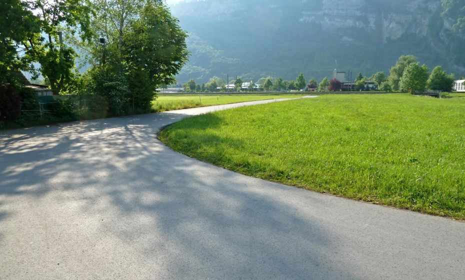 Auf dem Weg zum Radweg entlang der Bahnschienen Auf dem Weg zum Radweg entlang der Bahnschienen
